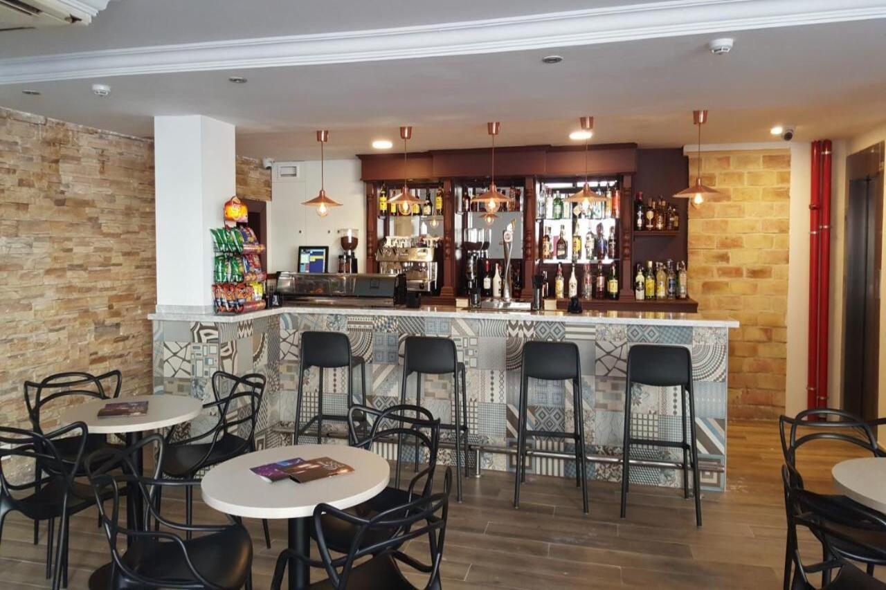 Hotel Queens - Adults Only Бенидорм Экстерьер фото