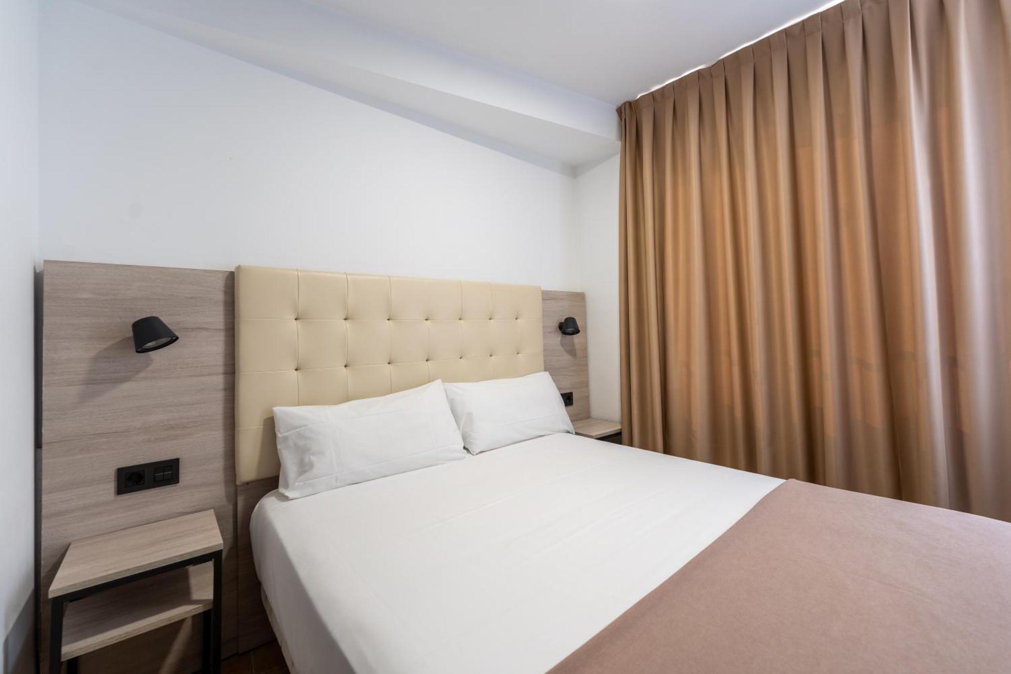 Hotel Queens - Adults Only Бенидорм Экстерьер фото