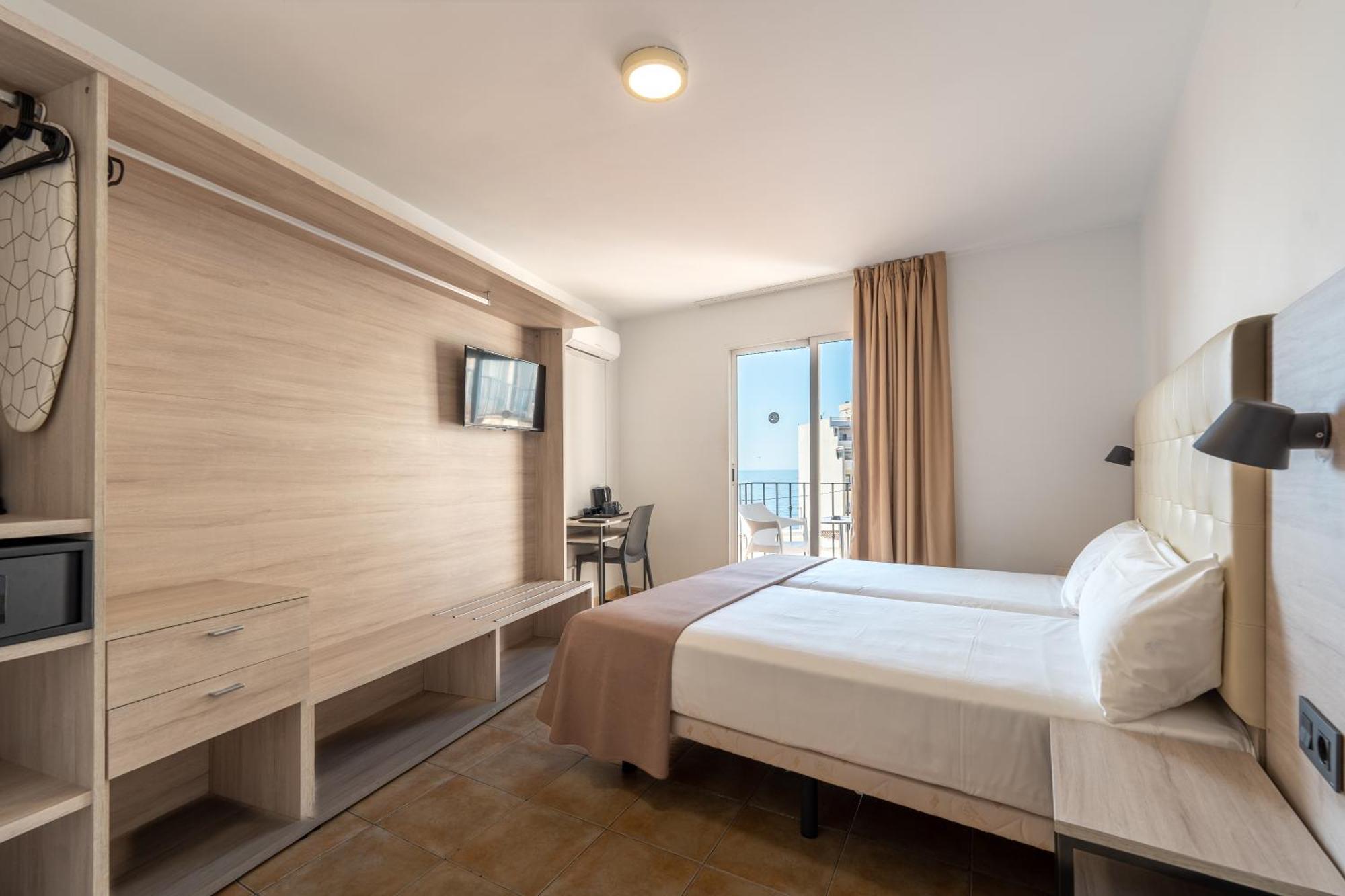 Hotel Queens - Adults Only Бенидорм Экстерьер фото
