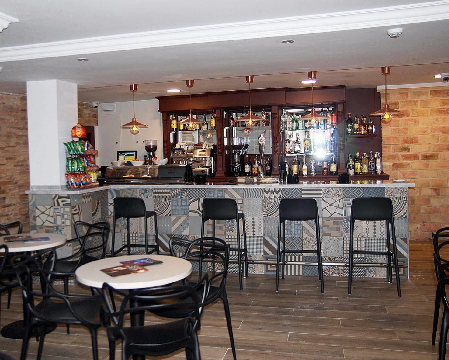 Hotel Queens - Adults Only Бенидорм Экстерьер фото