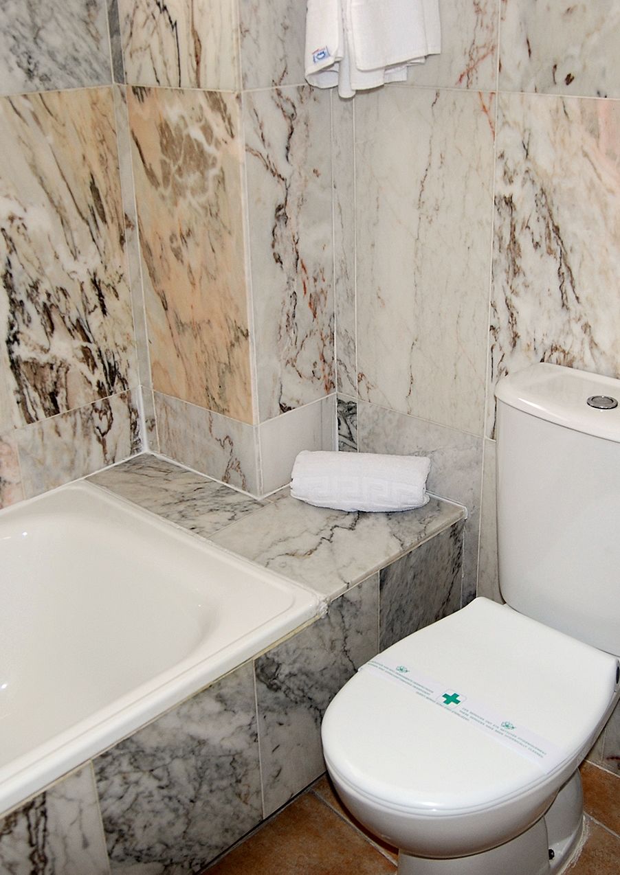 Hotel Queens - Adults Only Бенидорм Экстерьер фото
